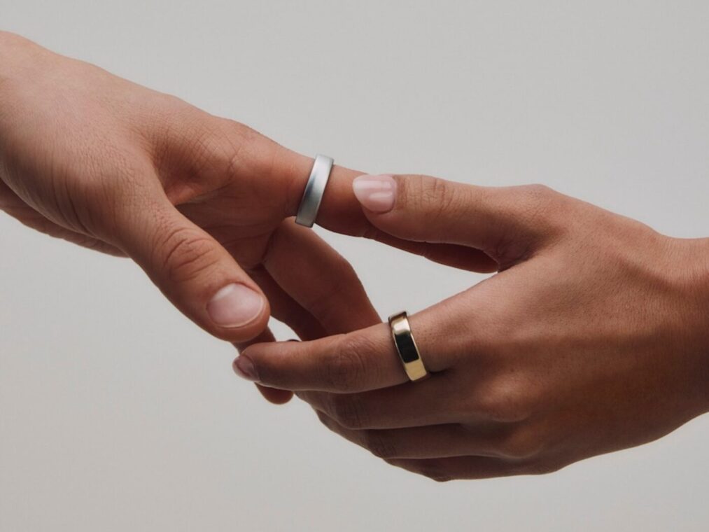 Oura Ring 5 available in Brushed Silver and Gold finishes